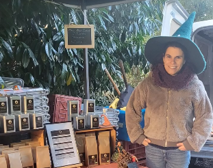 Eloïse pose devant son étal